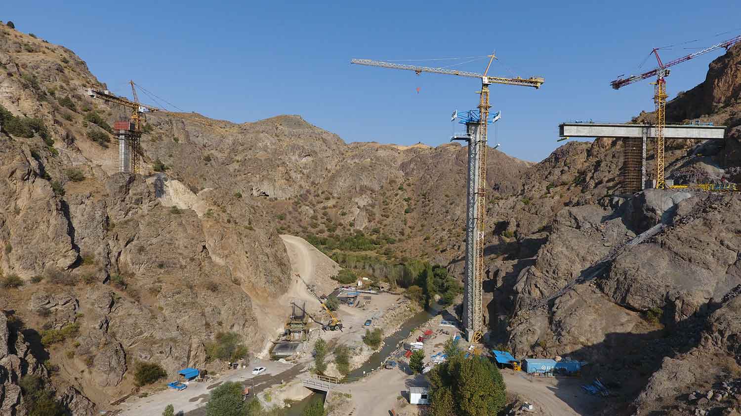 پل دره ای آرپاچای واقع در محور راه آهن میانه ـ اردبیل